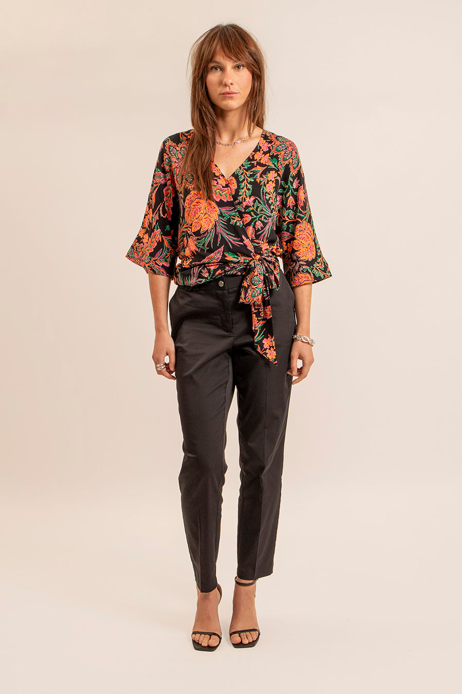 Blouse cache-coeur imprimé noir et orange - 1