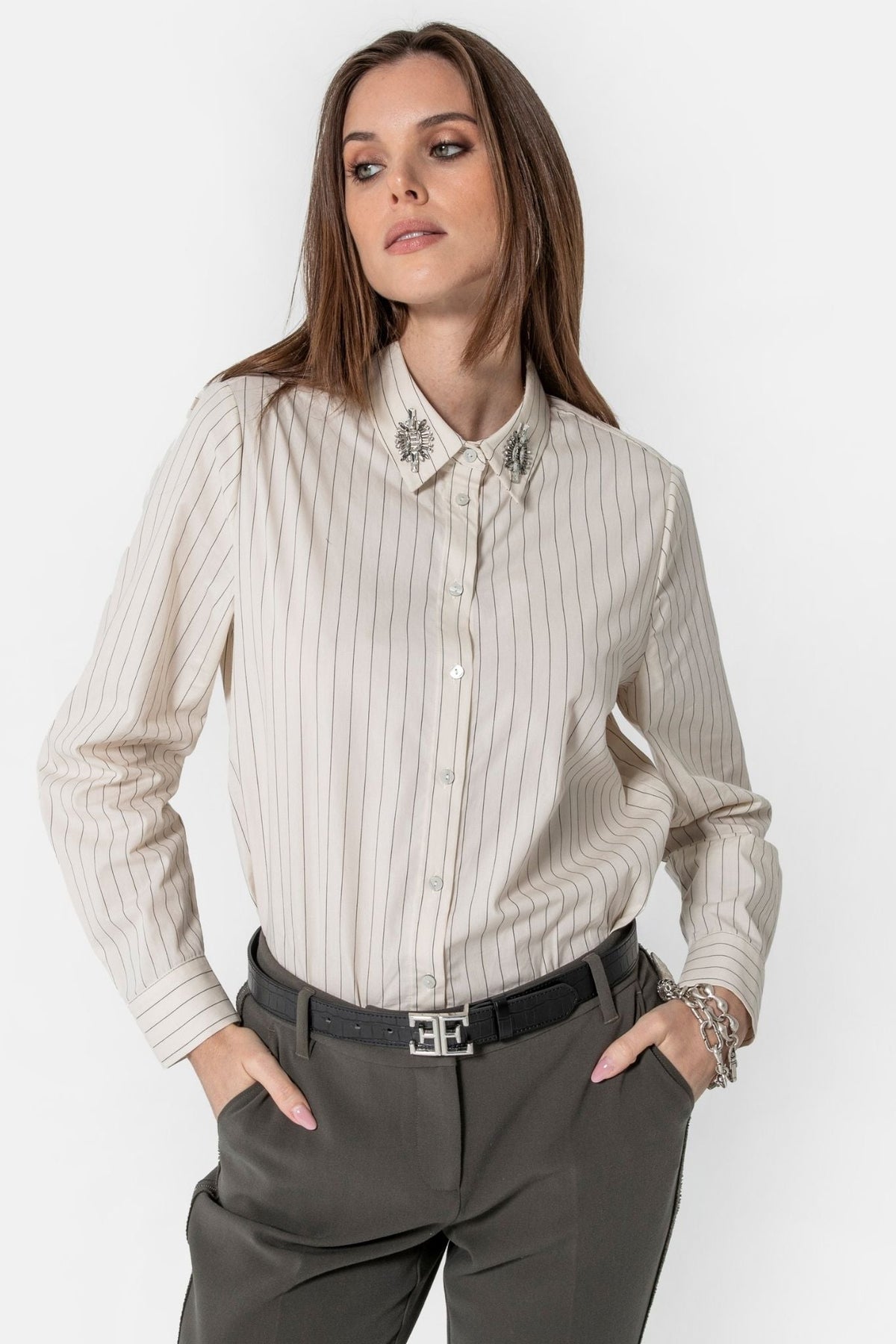 Chemise avec bijoux au col rayée écru et noir - 1