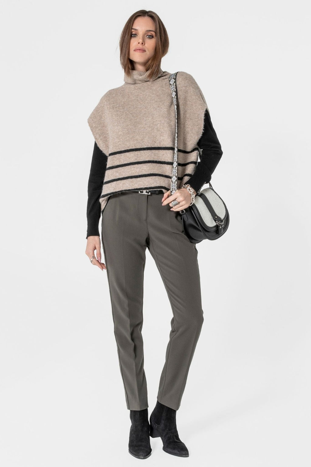 Poncho col roulé rayé beige et noir - 1