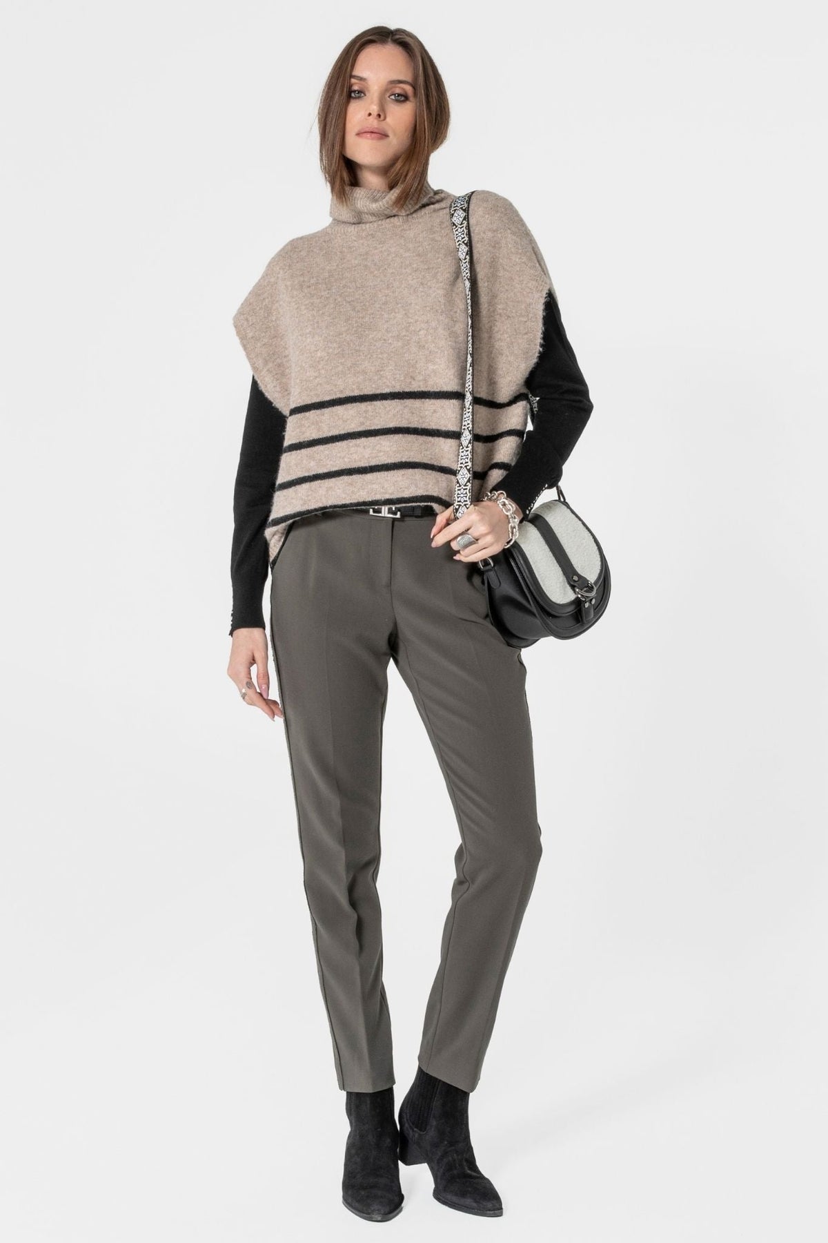 Poncho col roulé rayé beige et noir - 1