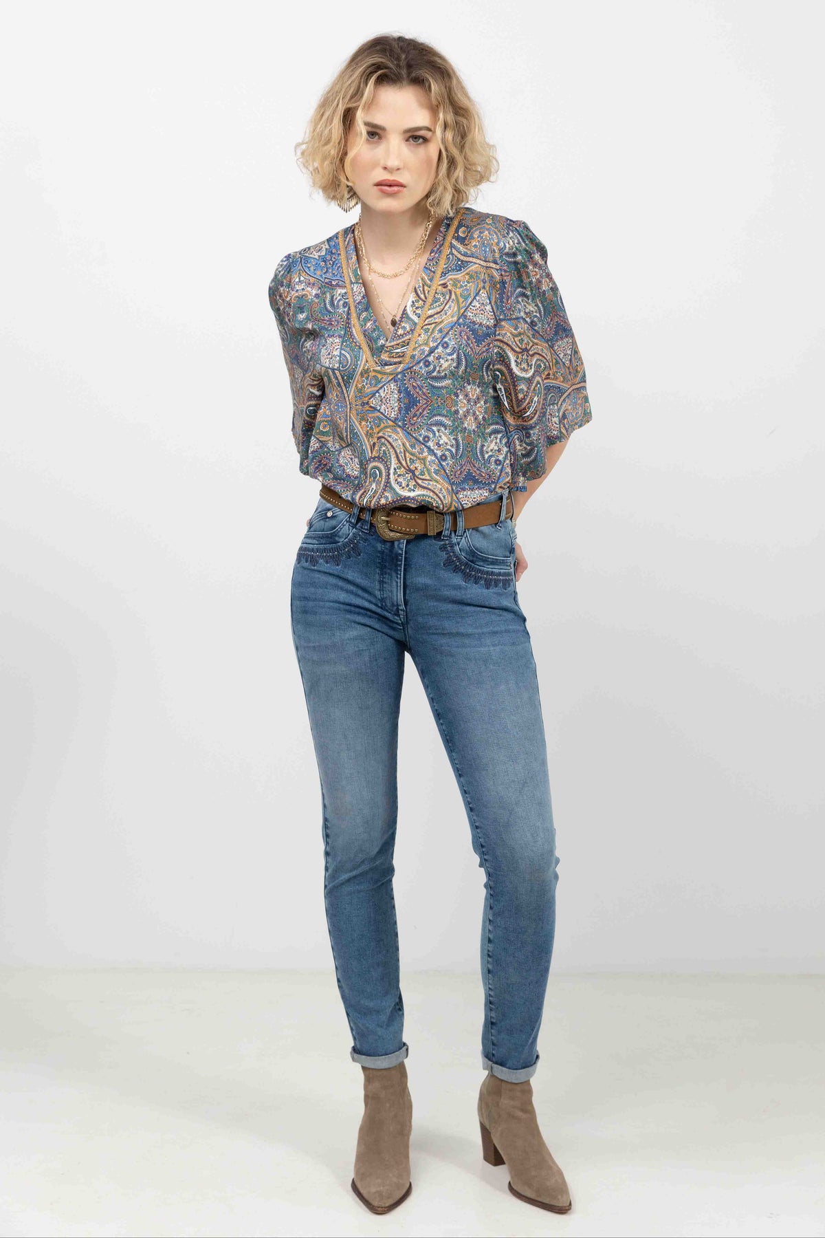 Jean bleu slim avec broderies - 1
