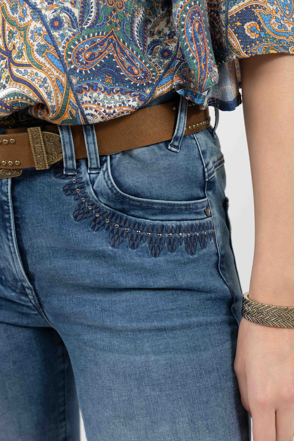 Jean bleu slim avec broderies - 2