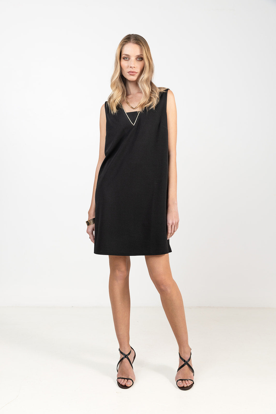 Robe noire courte élégante décolleté V - 2