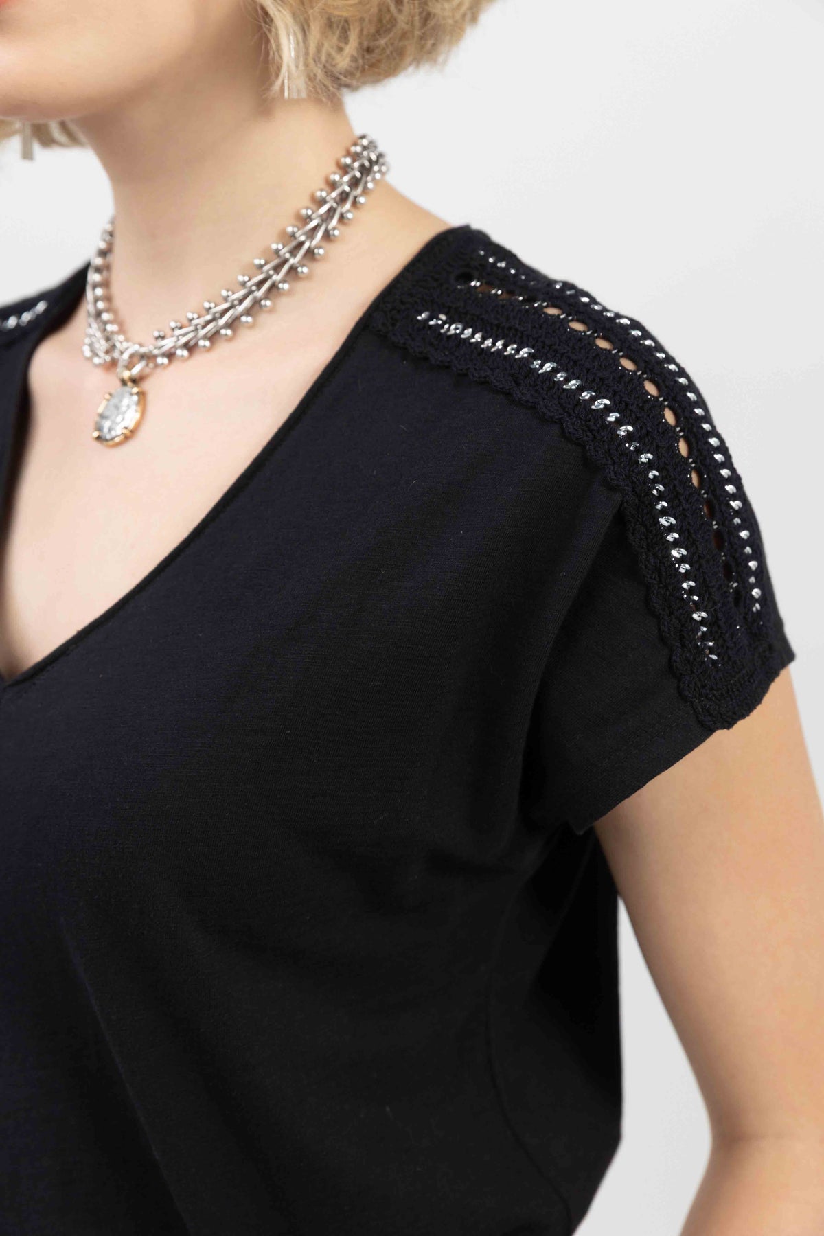 T-shirt noir épaules en crochet - 2
