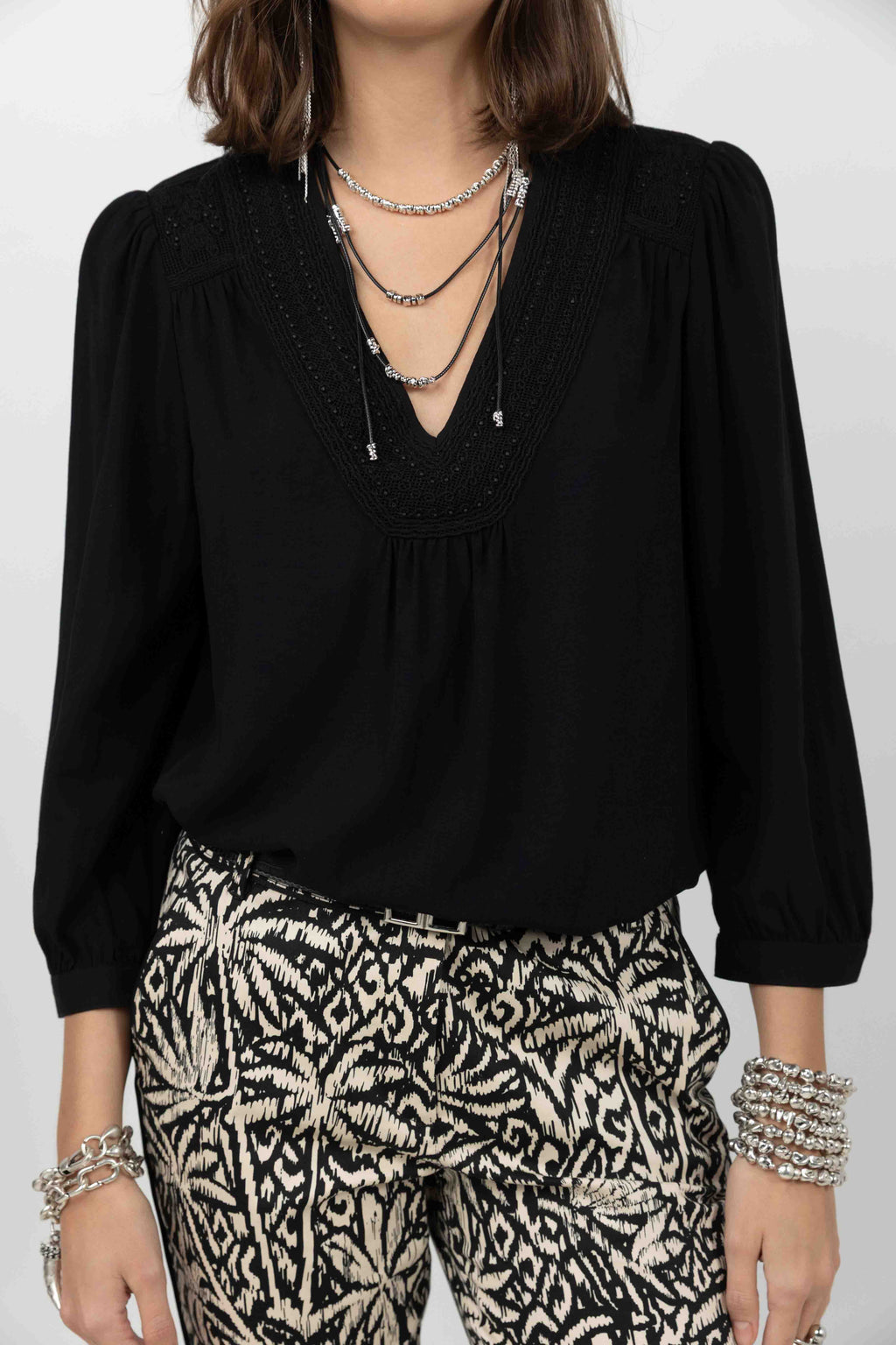 Blouse noire brodée perles chic - 2