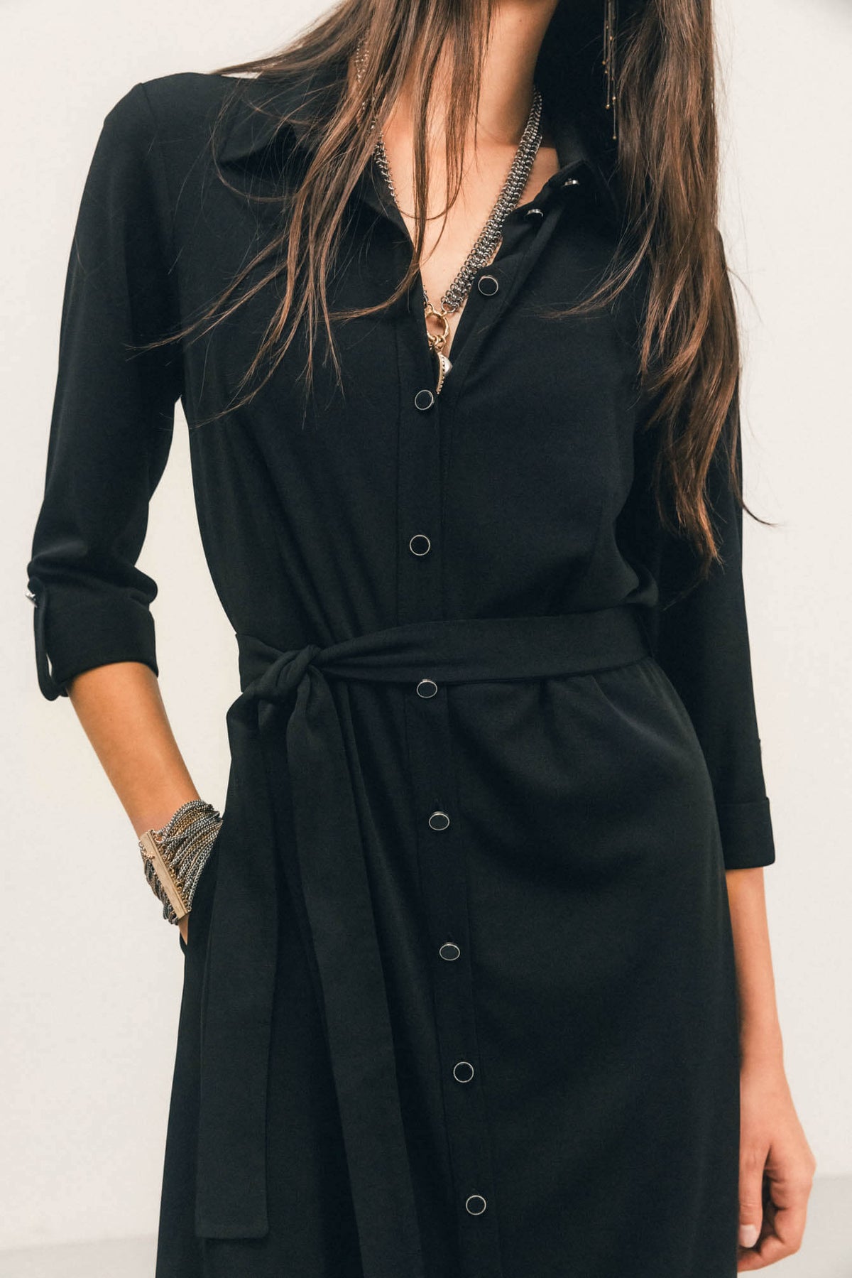 Robe chemise noire fluide intemporelle - 2