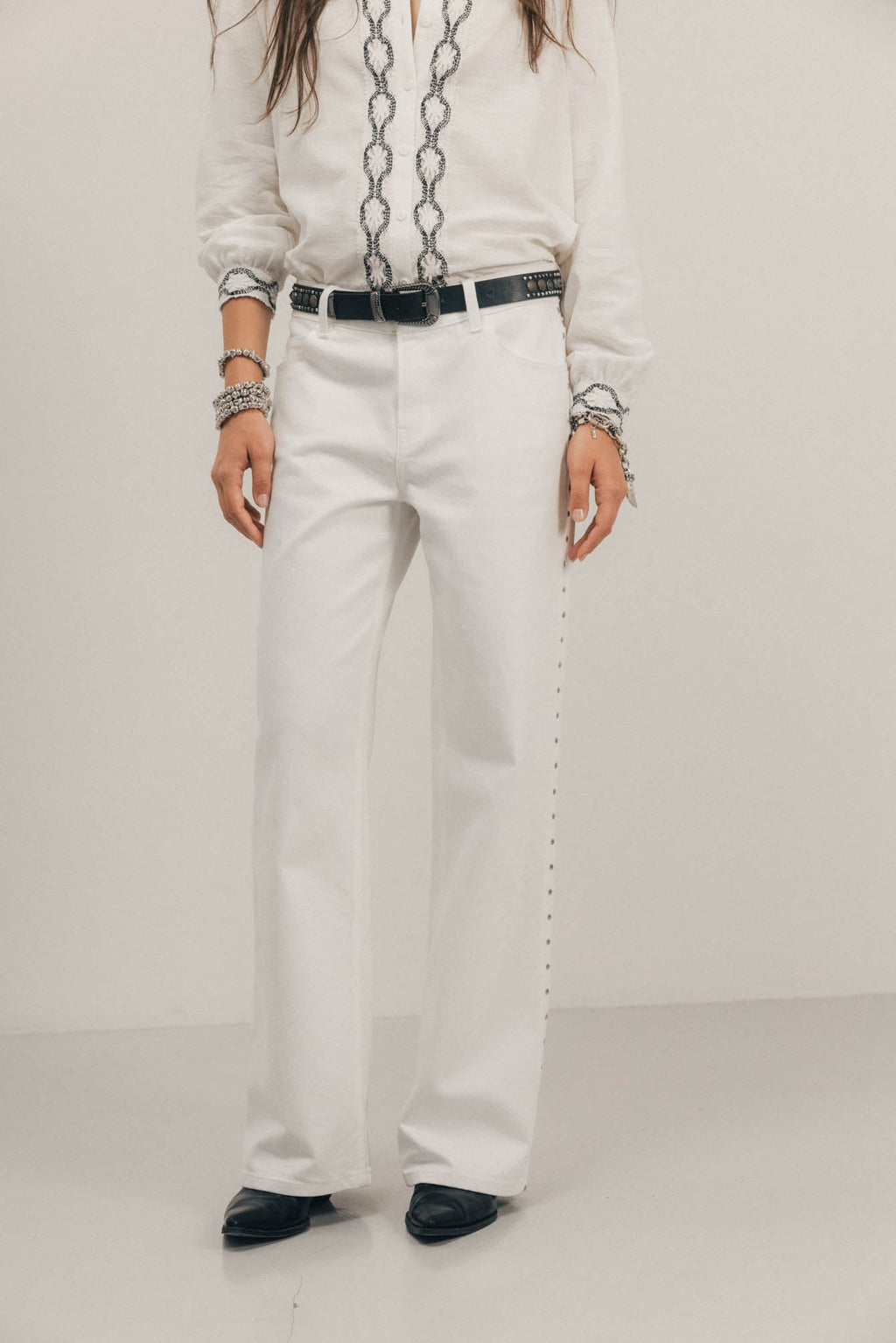 Jean large blanc taille haute clous - 2