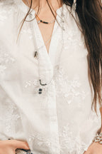 Blouse blanche brodée romantique intemporelle - 2